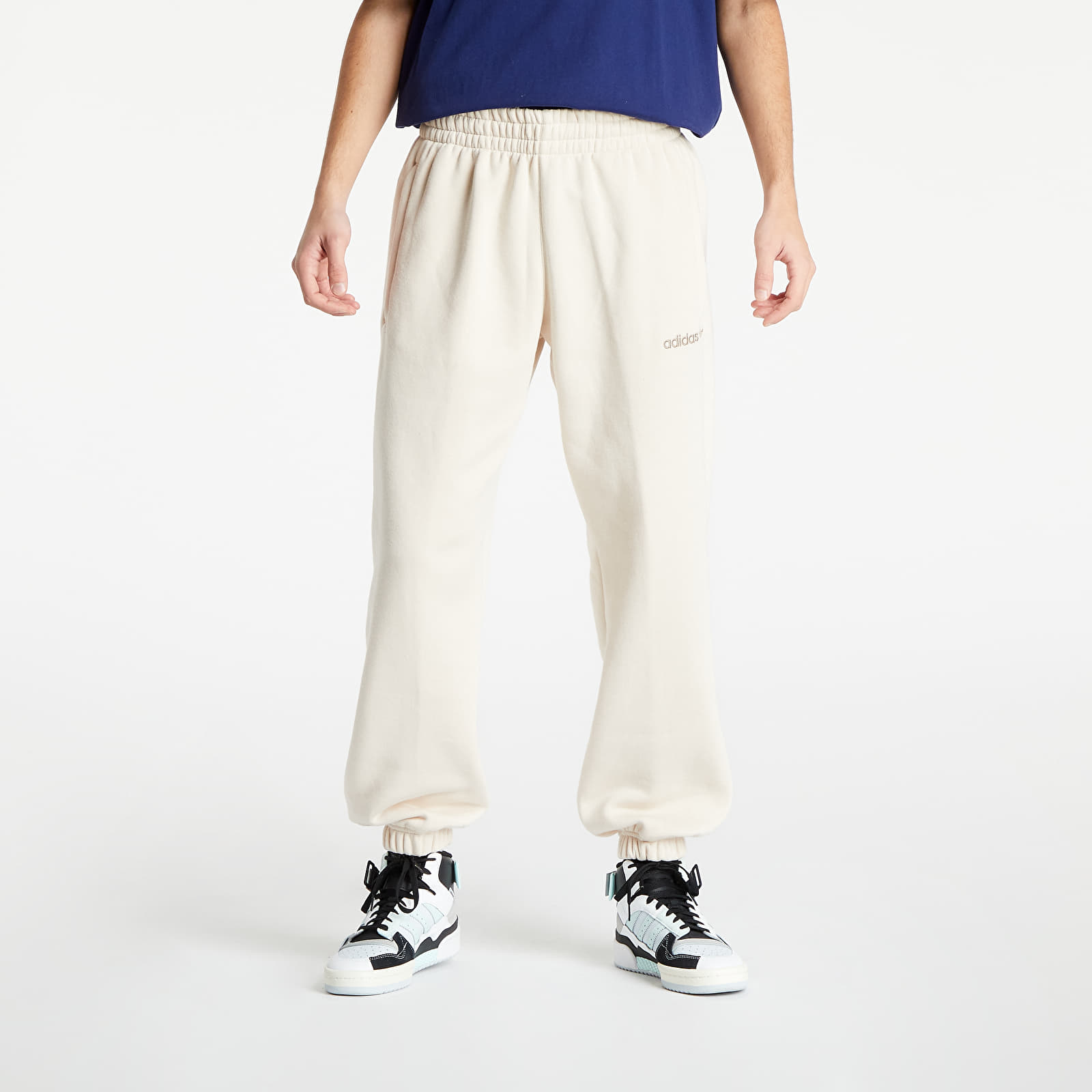 Дънки и панталони adidas Trefoil Linear Sweat Pants Linen 859732